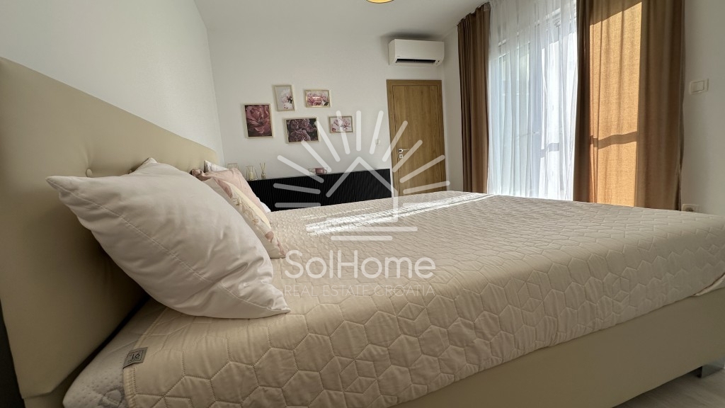 Elegantna, v celoti opremljena hiša z bazenom, le 100 metrov od morja – v Privlaki pri Zadru