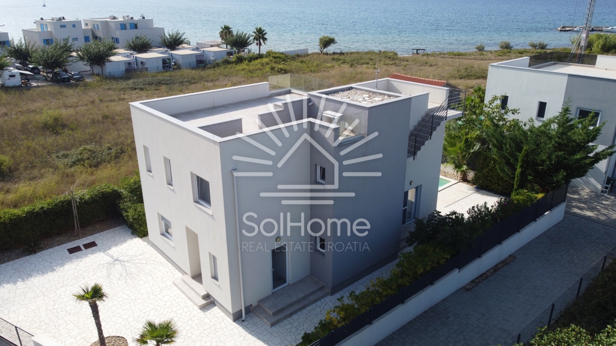 Elegantna, v celoti opremljena hiša z bazenom, le 100 metrov od morja – v Privlaki pri Zadru