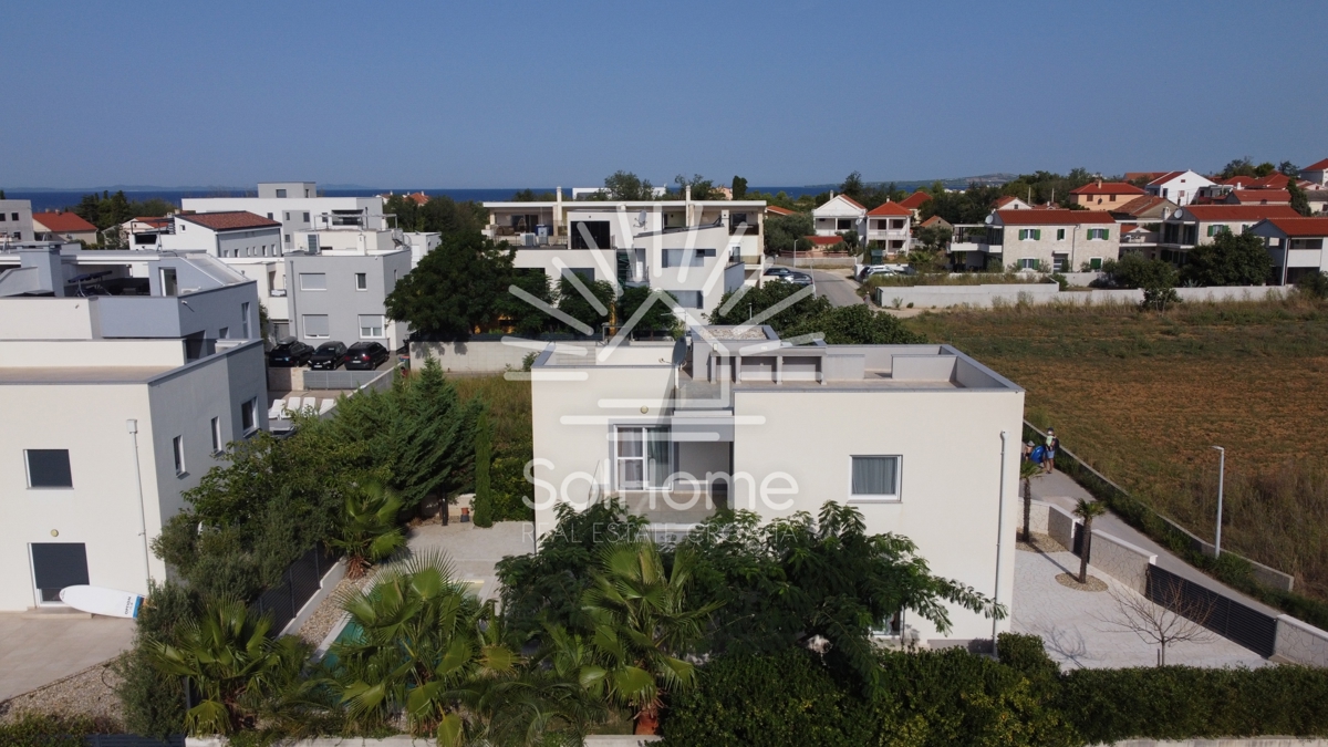 Elegantna, v celoti opremljena hiša z bazenom, le 100 metrov od morja – v Privlaki pri Zadru