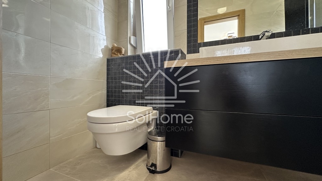 Elegantna, v celoti opremljena hiša z bazenom, le 100 metrov od morja – v Privlaki pri Zadru