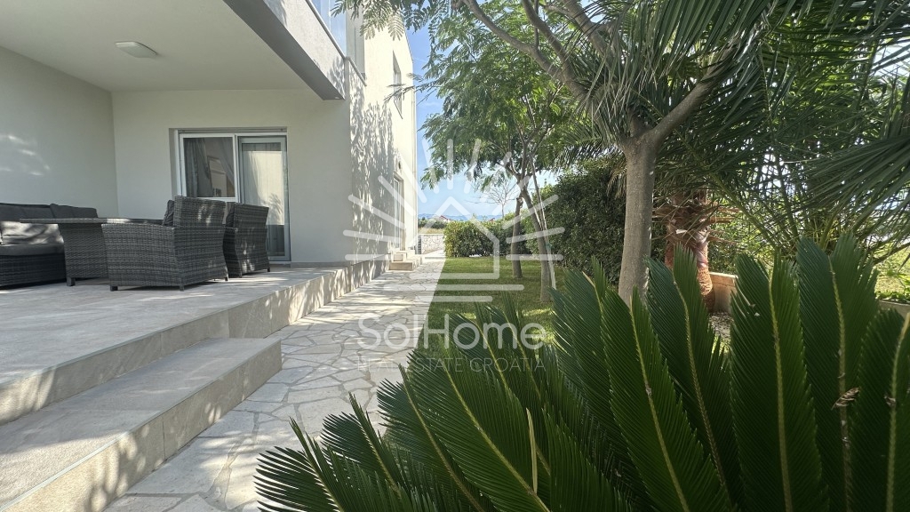 Elegantna, v celoti opremljena hiša z bazenom, le 100 metrov od morja – v Privlaki pri Zadru