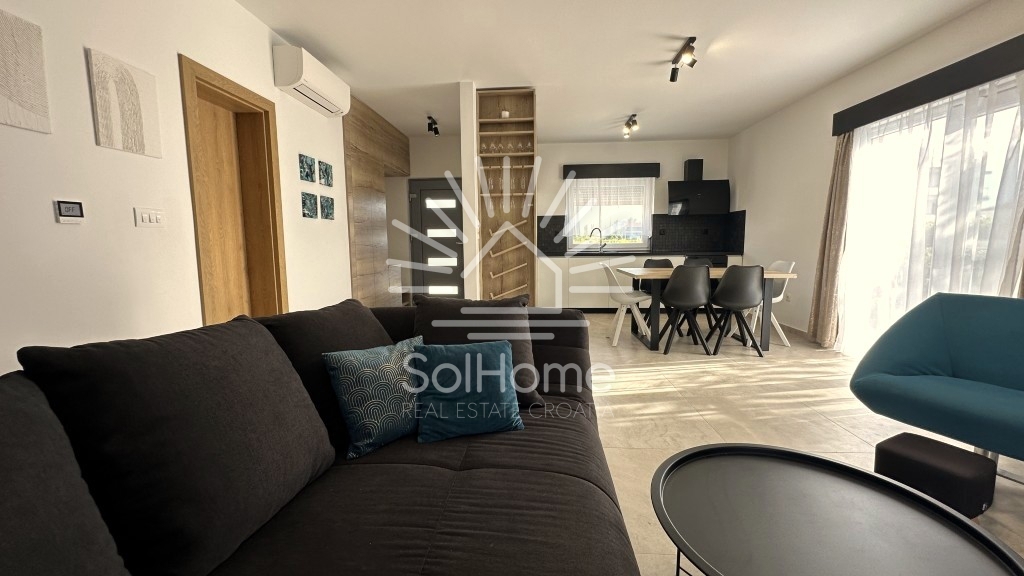 Elegantna, v celoti opremljena hiša z bazenom, le 100 metrov od morja – v Privlaki pri Zadru