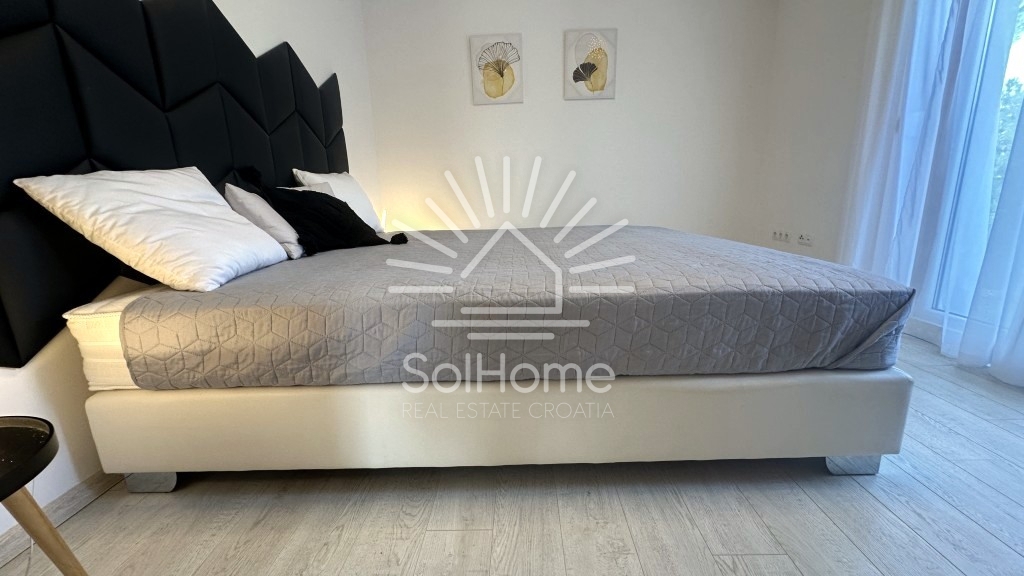 Elegantna, v celoti opremljena hiša z bazenom, le 100 metrov od morja – v Privlaki pri Zadru