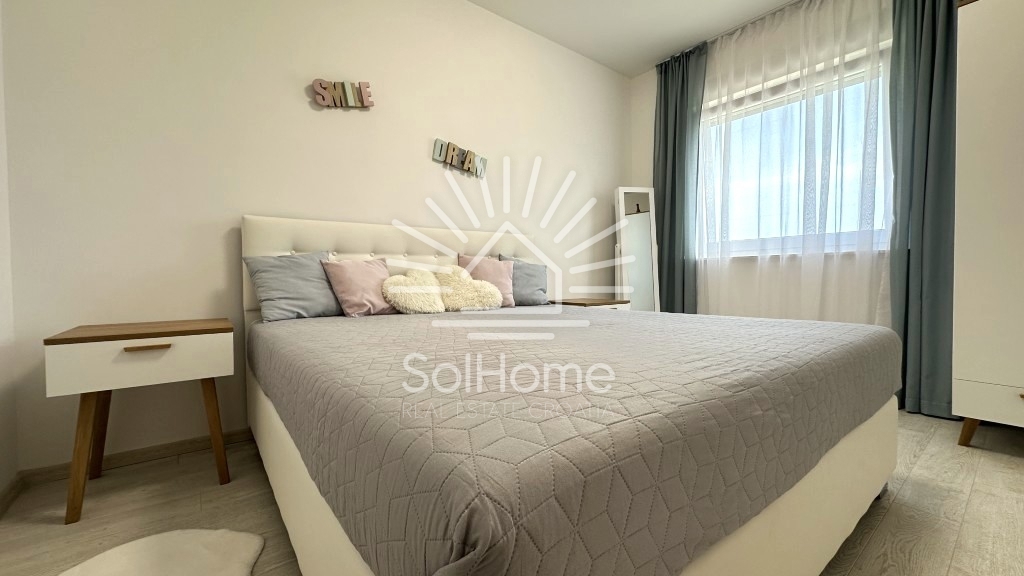 Elegantna, v celoti opremljena hiša z bazenom, le 100 metrov od morja – v Privlaki pri Zadru