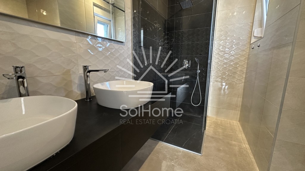 Elegantna, v celoti opremljena hiša z bazenom, le 100 metrov od morja – v Privlaki pri Zadru