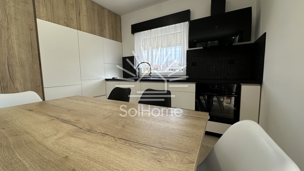 Elegantna, v celoti opremljena hiša z bazenom, le 100 metrov od morja – v Privlaki pri Zadru