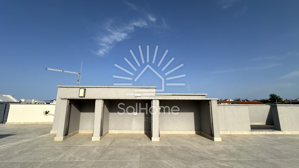 Elegantna, v celoti opremljena hiša z bazenom, le 100 metrov od morja – v Privlaki pri Zadru