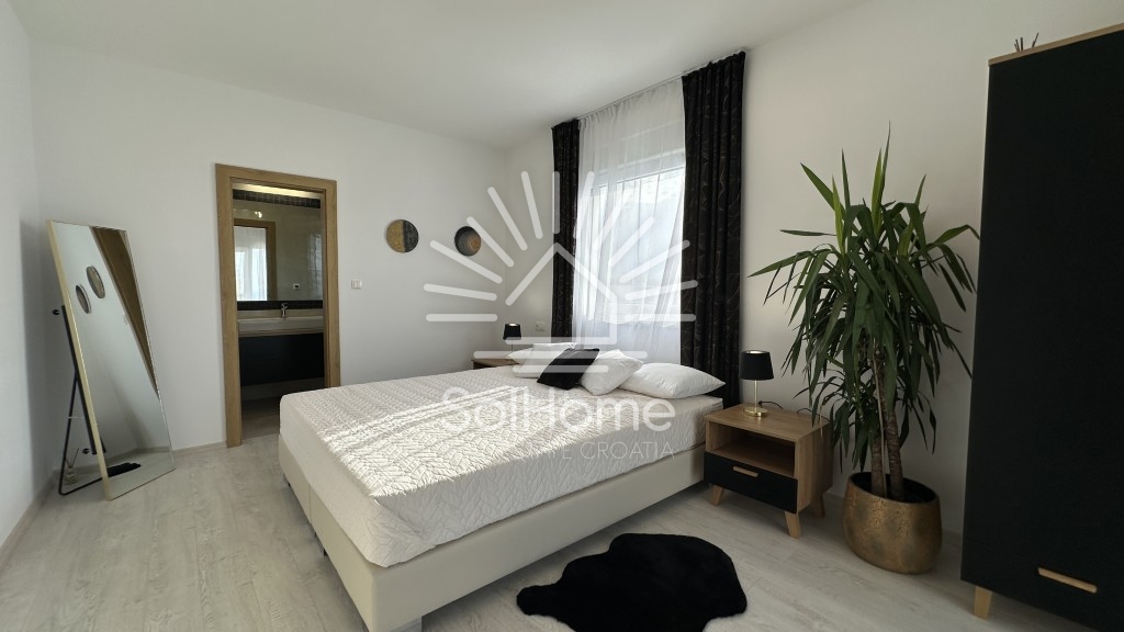 Elegantna, v celoti opremljena hiša z bazenom, le 100 metrov od morja – v Privlaki pri Zadru