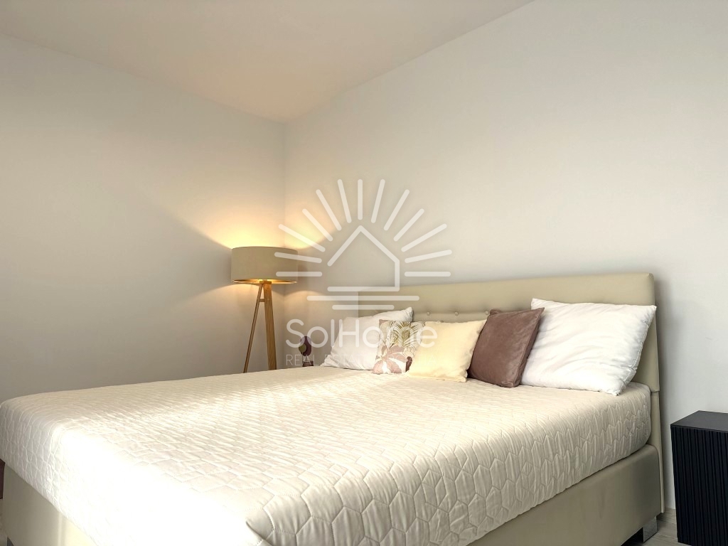 Elegantna, v celoti opremljena hiša z bazenom, le 100 metrov od morja – v Privlaki pri Zadru