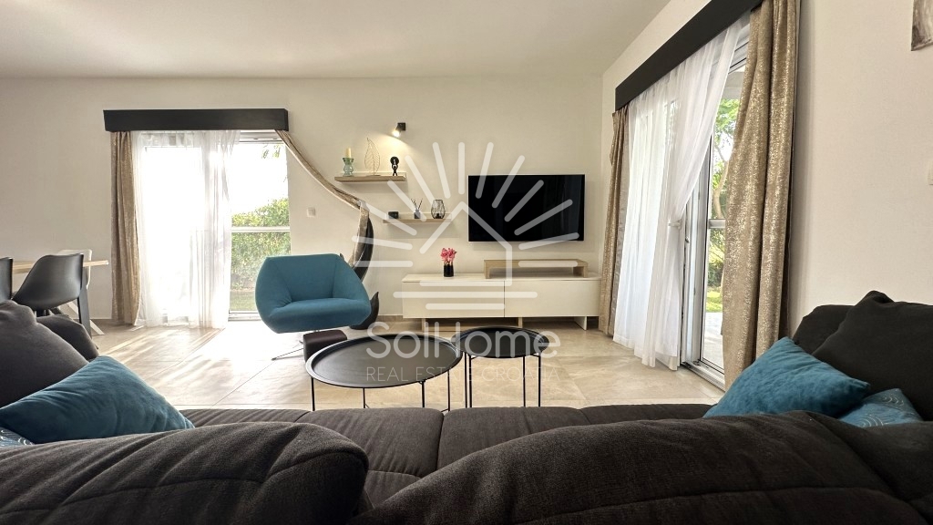 Elegantna, v celoti opremljena hiša z bazenom, le 100 metrov od morja – v Privlaki pri Zadru