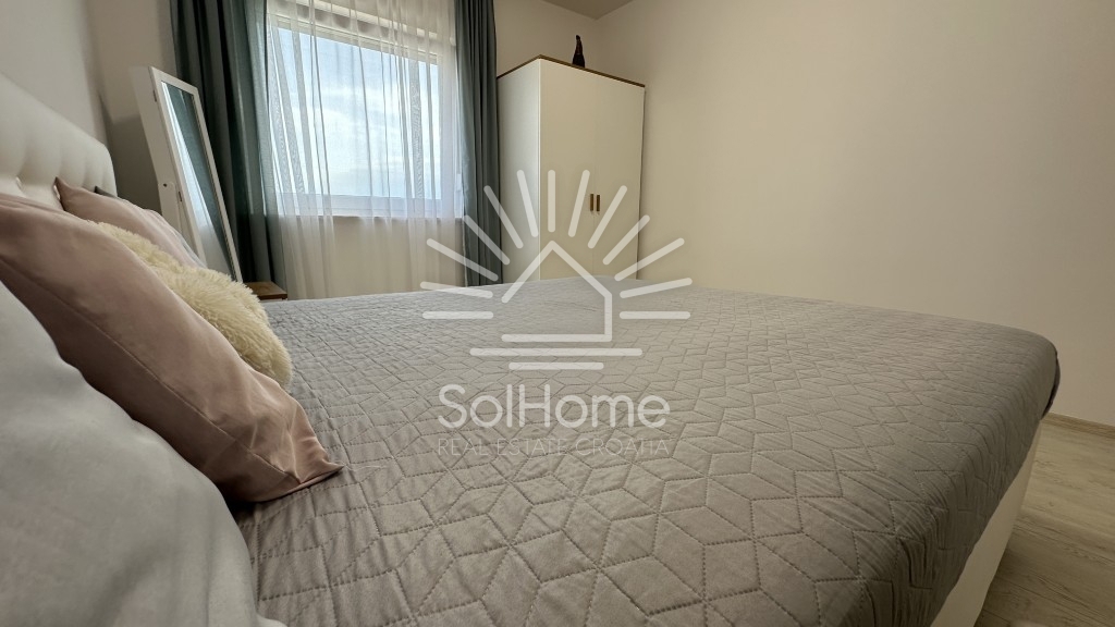 Elegantna, v celoti opremljena hiša z bazenom, le 100 metrov od morja – v Privlaki pri Zadru