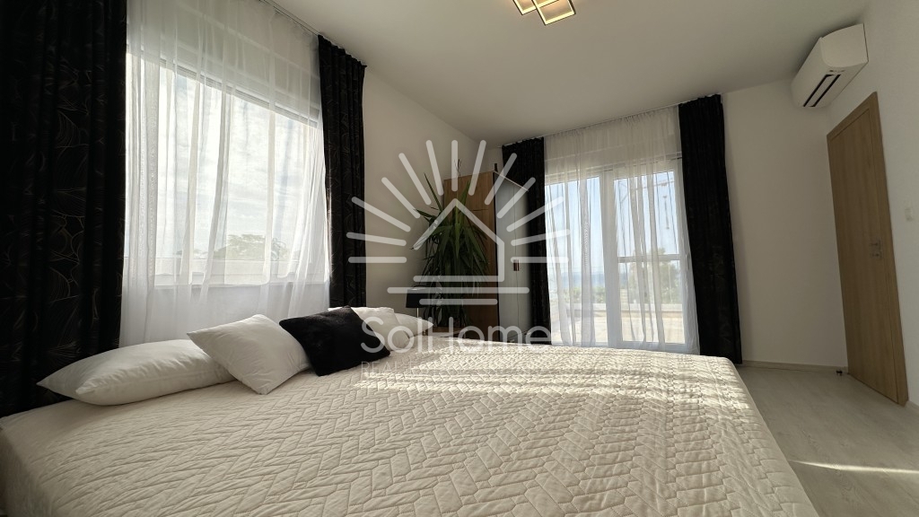 Elegantna, v celoti opremljena hiša z bazenom, le 100 metrov od morja – v Privlaki pri Zadru