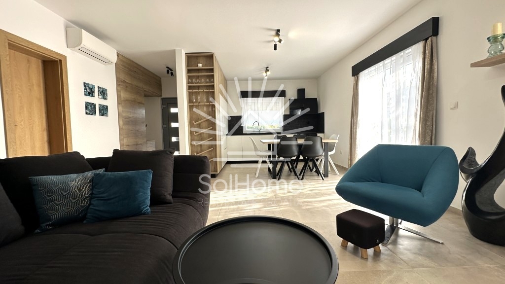 Elegantna, v celoti opremljena hiša z bazenom, le 100 metrov od morja – v Privlaki pri Zadru