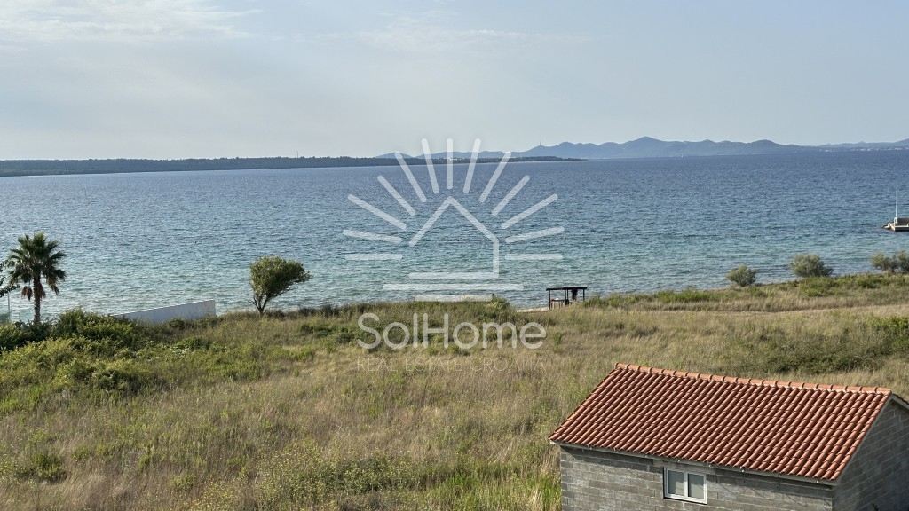 Elegantna, v celoti opremljena hiša z bazenom, le 100 metrov od morja – v Privlaki pri Zadru