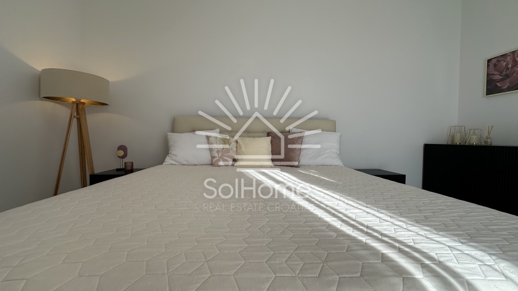 Elegantna, v celoti opremljena hiša z bazenom, le 100 metrov od morja – v Privlaki pri Zadru