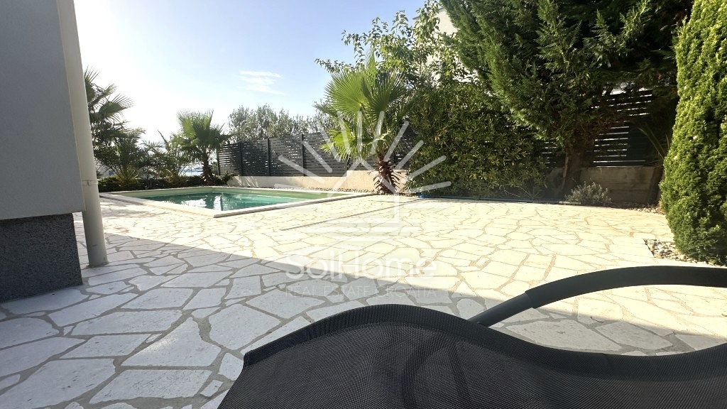 Elegantna, v celoti opremljena hiša z bazenom, le 100 metrov od morja – v Privlaki pri Zadru