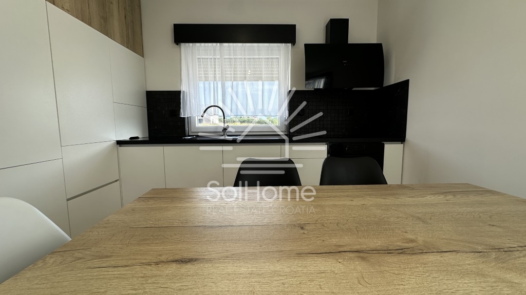 Elegantna, v celoti opremljena hiša z bazenom, le 100 metrov od morja – v Privlaki pri Zadru