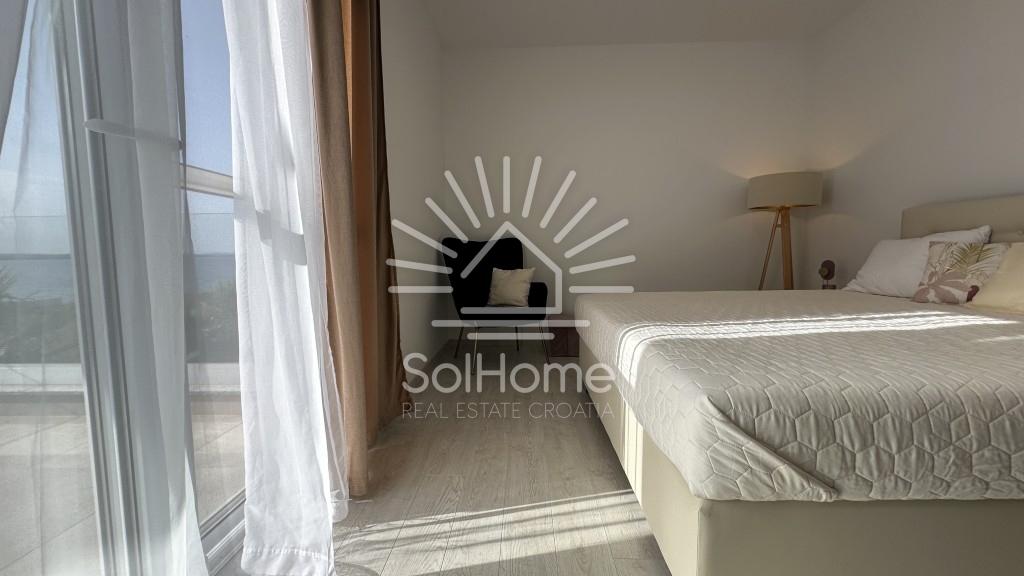 Elegantna, v celoti opremljena hiša z bazenom, le 100 metrov od morja – v Privlaki pri Zadru