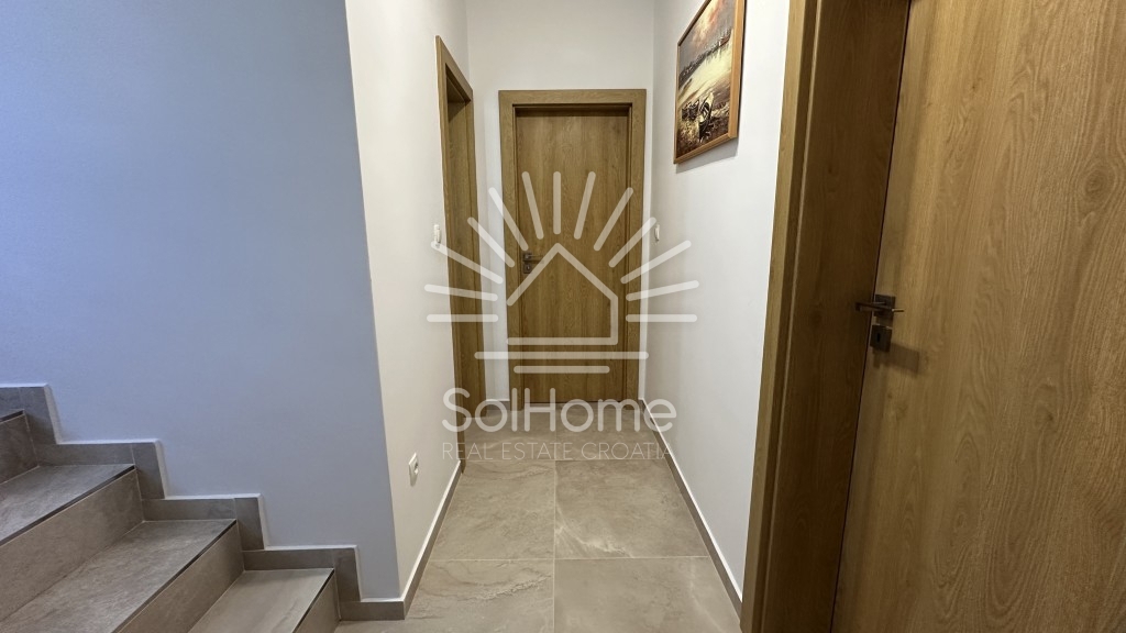 Elegantna, v celoti opremljena hiša z bazenom, le 100 metrov od morja – v Privlaki pri Zadru