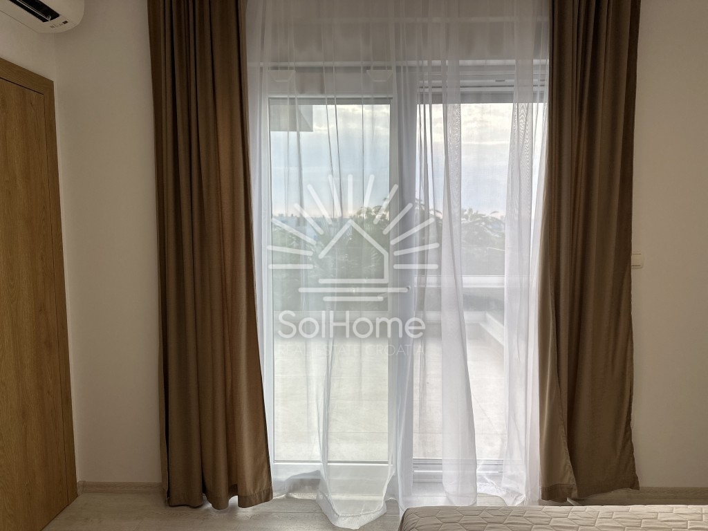 Elegantna, v celoti opremljena hiša z bazenom, le 100 metrov od morja – v Privlaki pri Zadru