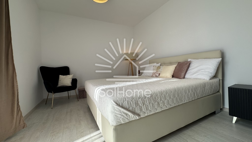 Elegantna, v celoti opremljena hiša z bazenom, le 100 metrov od morja – v Privlaki pri Zadru