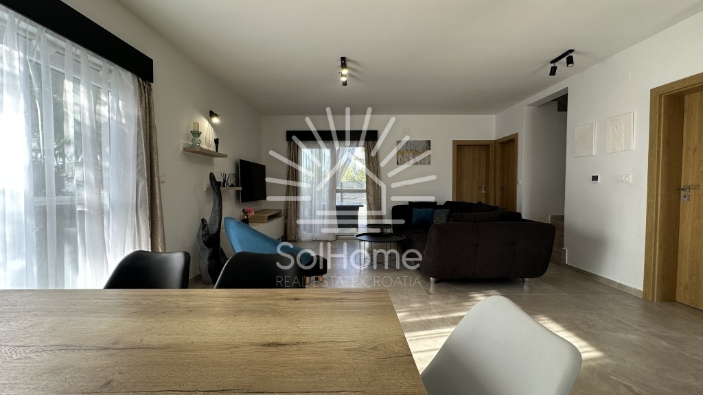 Elegantna, v celoti opremljena hiša z bazenom, le 100 metrov od morja – v Privlaki pri Zadru