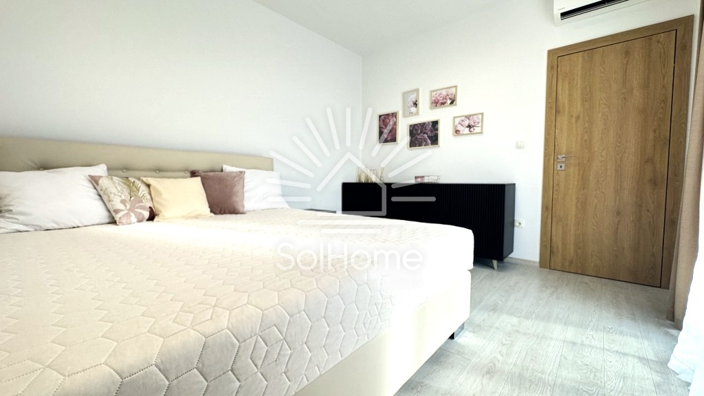 Elegantna, v celoti opremljena hiša z bazenom, le 100 metrov od morja – v Privlaki pri Zadru