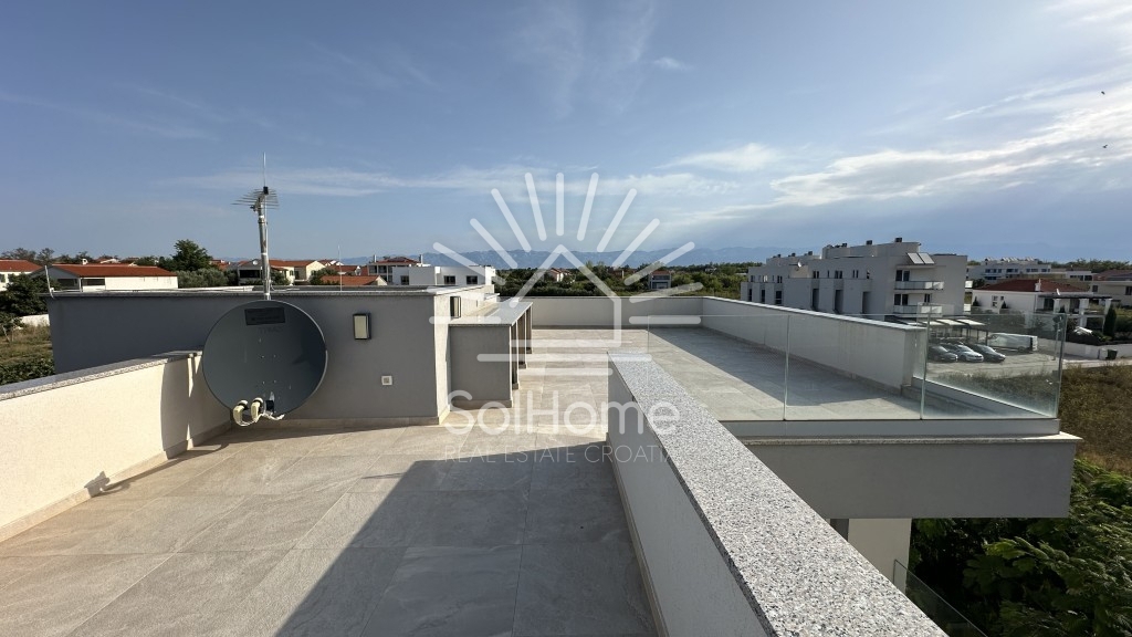 Elegantna, v celoti opremljena hiša z bazenom, le 100 metrov od morja – v Privlaki pri Zadru