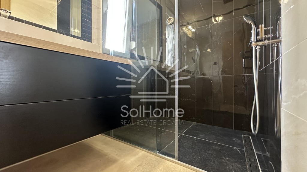 Elegantna, v celoti opremljena hiša z bazenom, le 100 metrov od morja – v Privlaki pri Zadru