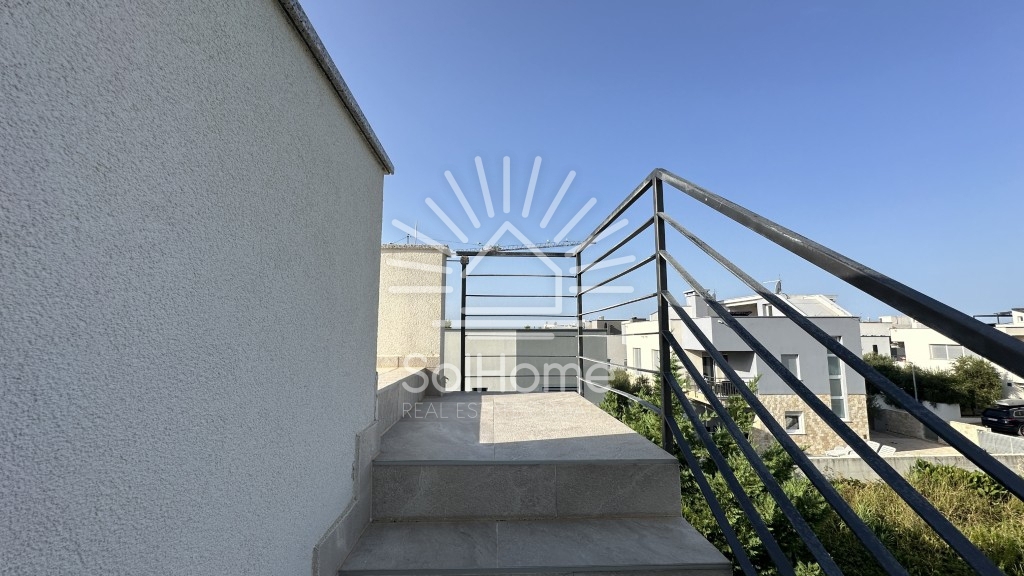 Elegantna, v celoti opremljena hiša z bazenom, le 100 metrov od morja – v Privlaki pri Zadru