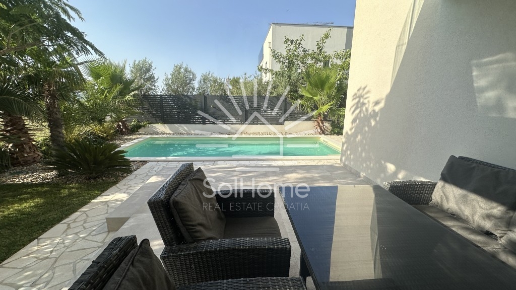Elegantna, v celoti opremljena hiša z bazenom, le 100 metrov od morja – v Privlaki pri Zadru