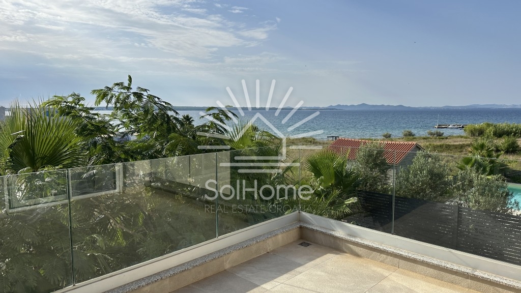 Elegantna, v celoti opremljena hiša z bazenom, le 100 metrov od morja – v Privlaki pri Zadru