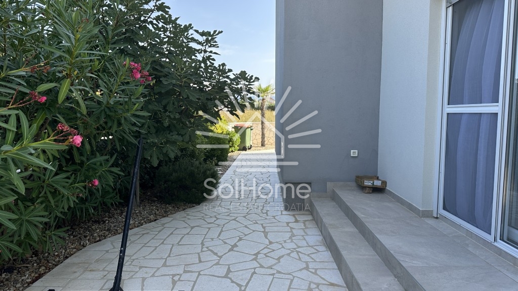 Elegantna, v celoti opremljena hiša z bazenom, le 100 metrov od morja – v Privlaki pri Zadru