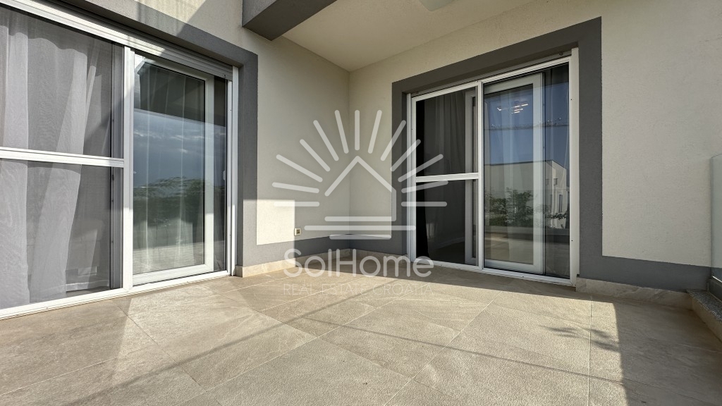 Elegantna, v celoti opremljena hiša z bazenom, le 100 metrov od morja – v Privlaki pri Zadru