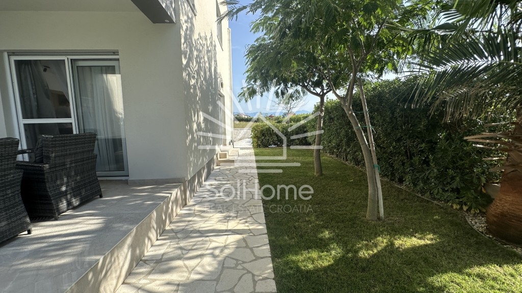 Elegantna, v celoti opremljena hiša z bazenom, le 100 metrov od morja – v Privlaki pri Zadru