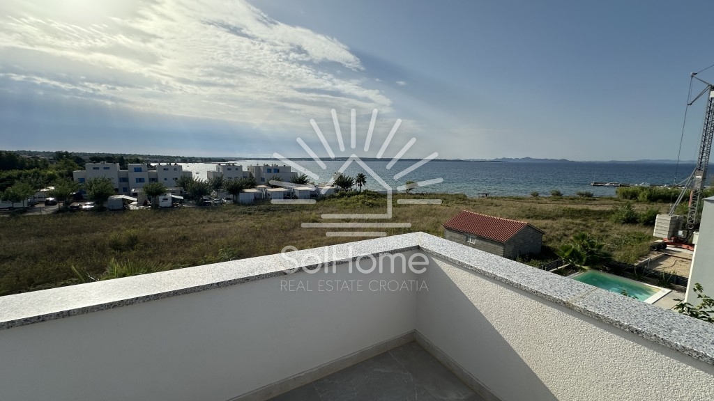 Elegantna, v celoti opremljena hiša z bazenom, le 100 metrov od morja – v Privlaki pri Zadru