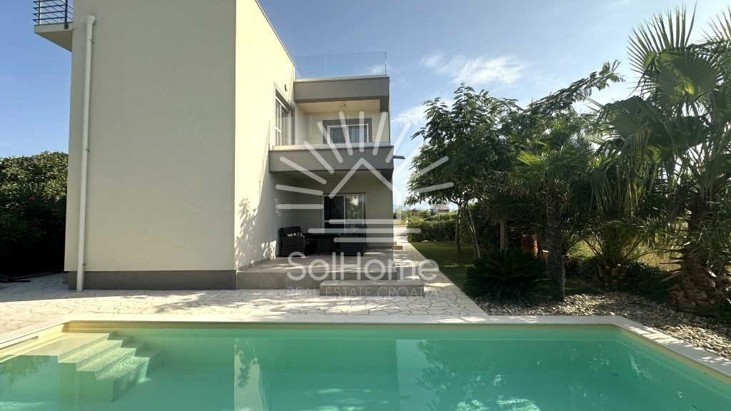 Elegantna, v celoti opremljena hiša z bazenom, le 100 metrov od morja – v Privlaki pri Zadru