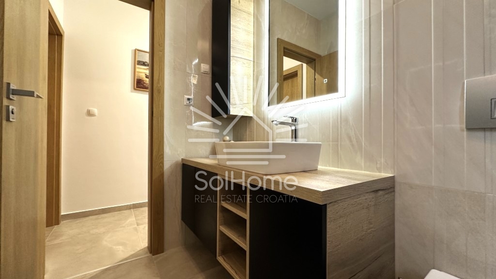 Elegantna, v celoti opremljena hiša z bazenom, le 100 metrov od morja – v Privlaki pri Zadru