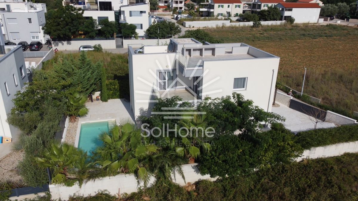 Elegantna, v celoti opremljena hiša z bazenom, le 100 metrov od morja – v Privlaki pri Zadru