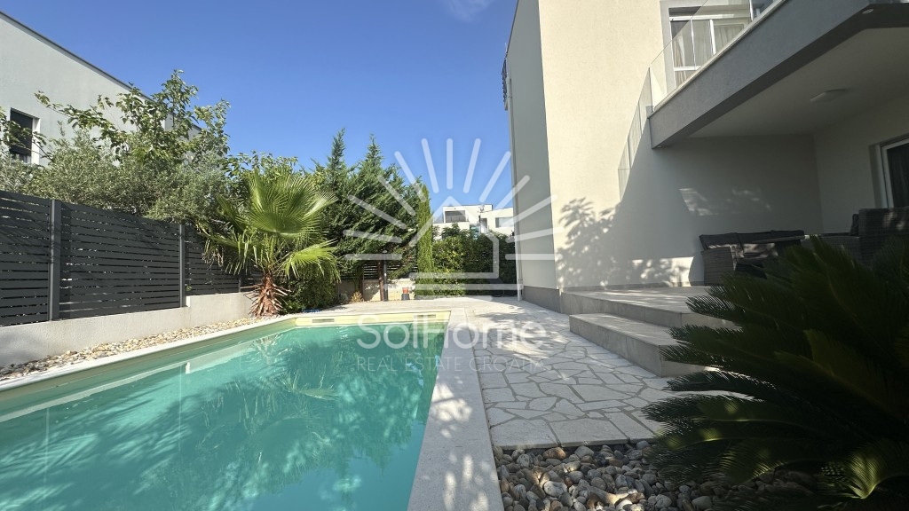 Elegantna, v celoti opremljena hiša z bazenom, le 100 metrov od morja – v Privlaki pri Zadru