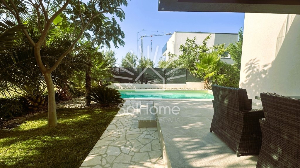 Elegantna, v celoti opremljena hiša z bazenom, le 100 metrov od morja – v Privlaki pri Zadru