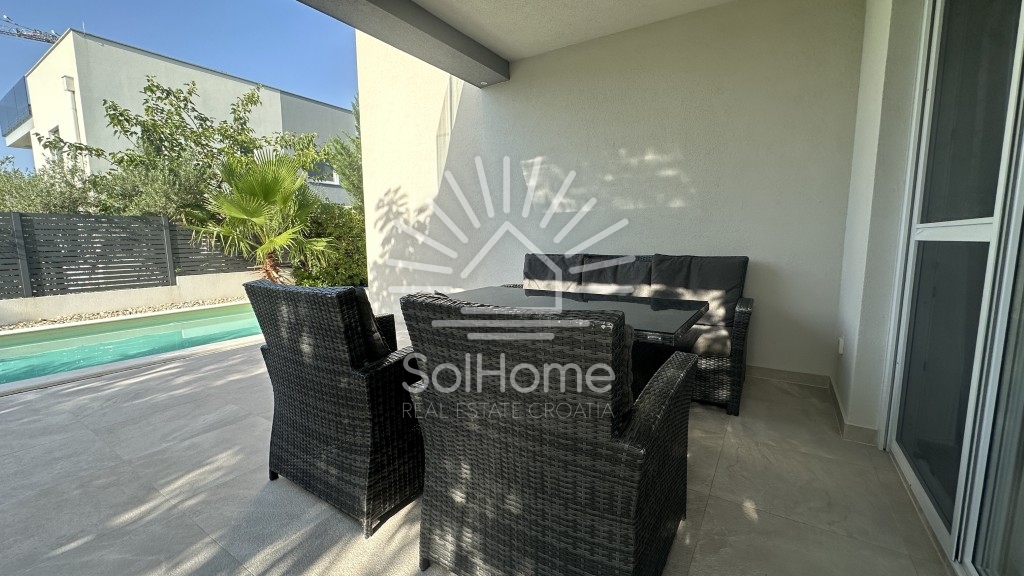 Elegantna, v celoti opremljena hiša z bazenom, le 100 metrov od morja – v Privlaki pri Zadru