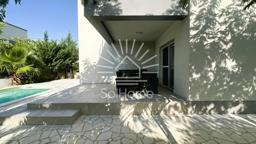 Elegantna, v celoti opremljena hiša z bazenom, le 100 metrov od morja – v Privlaki pri Zadru