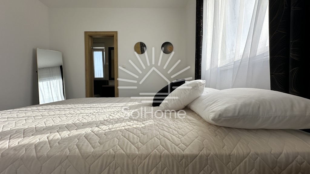 Elegantna, v celoti opremljena hiša z bazenom, le 100 metrov od morja – v Privlaki pri Zadru