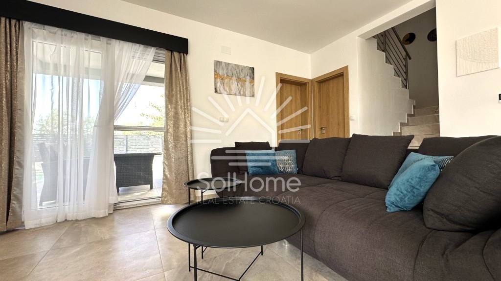 Elegantna, v celoti opremljena hiša z bazenom, le 100 metrov od morja – v Privlaki pri Zadru