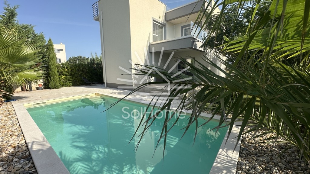 Elegantna, v celoti opremljena hiša z bazenom, le 100 metrov od morja – v Privlaki pri Zadru