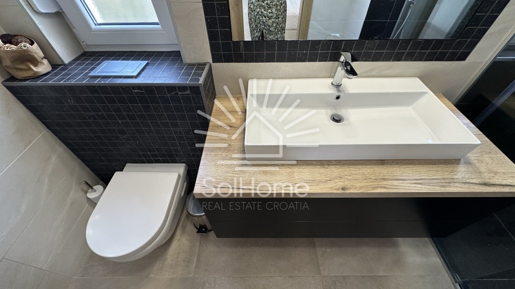 Elegantna, v celoti opremljena hiša z bazenom, le 100 metrov od morja – v Privlaki pri Zadru