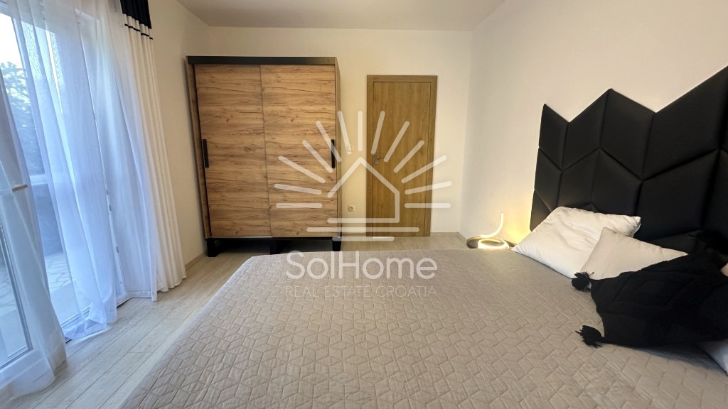 Elegantna, v celoti opremljena hiša z bazenom, le 100 metrov od morja – v Privlaki pri Zadru