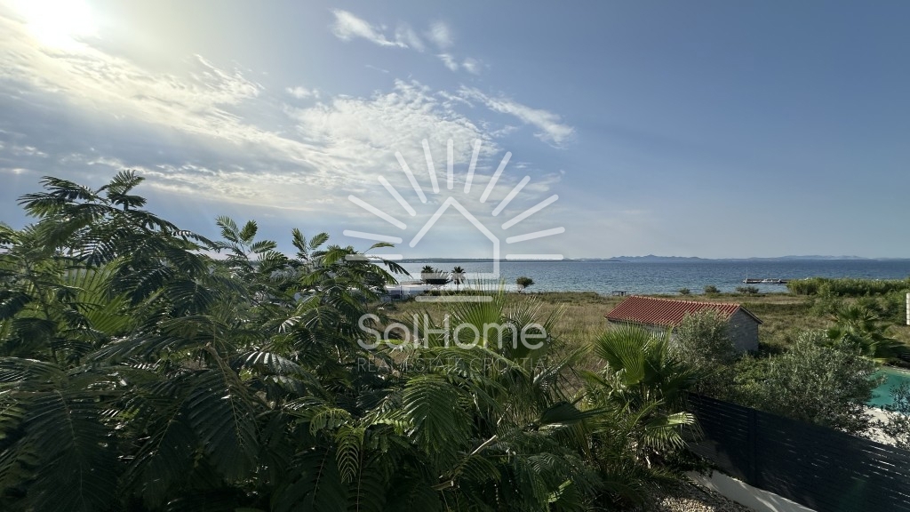 Elegantna, v celoti opremljena hiša z bazenom, le 100 metrov od morja – v Privlaki pri Zadru