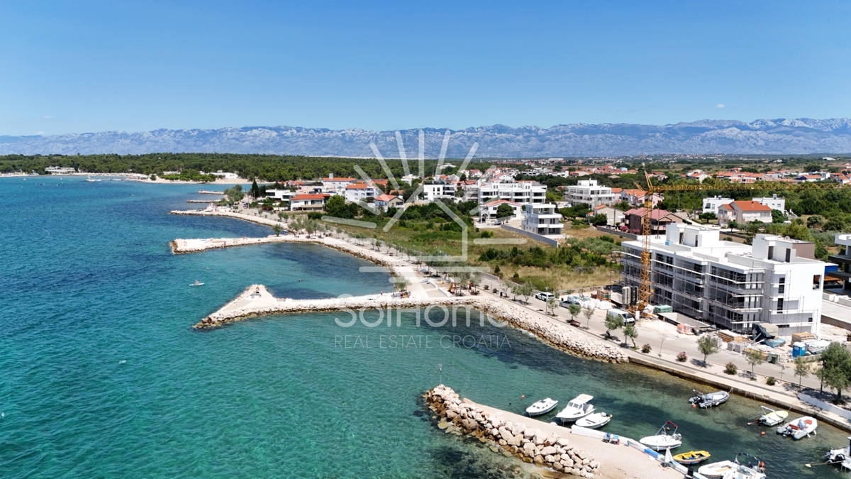 Razkošno stanovanje z bazenom ob morju v Zatonu - Zadar